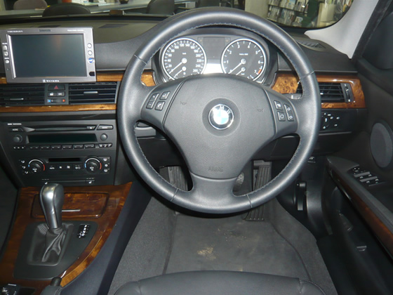 BMW320iU[pbP[WlC̍OXR[g{Hς